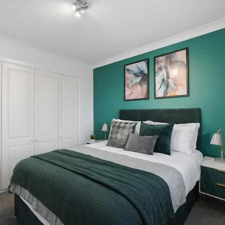 Lovely 4 Bedroom House In - Sleeps 10 Semesterbostad