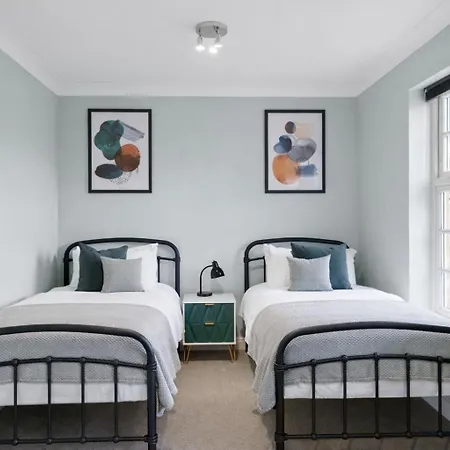 Lovely 4 Bedroom House In - Sleeps 10 *