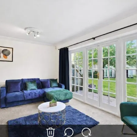 Semesterbostad Lovely 4 Bedroom House In - Sleeps 10 *