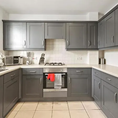 Lovely 4 Bedroom House In - Sleeps 10 *