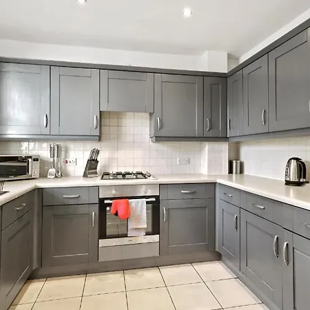 Lovely 4 Bedroom House In - Sleeps 10 Holiday home *