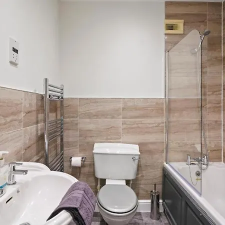 Lovely 4 Bedroom House In - Sleeps 10 York