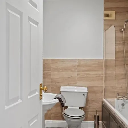 Lovely 4 Bedroom House In - Sleeps 10 * York