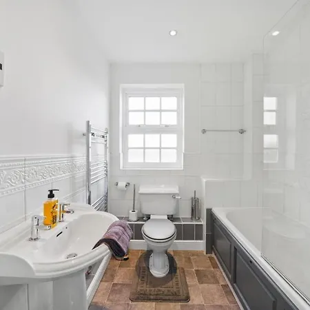 Lovely 4 Bedroom House In - Sleeps 10 Holiday home