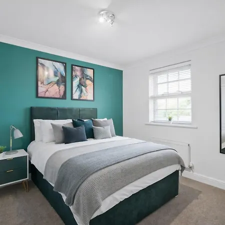 Lovely 4 Bedroom House In - Sleeps 10 Semesterbostad *