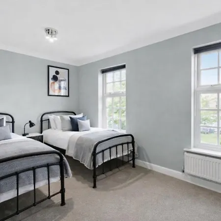 Lovely 4 Bedroom House In - Sleeps 10 York