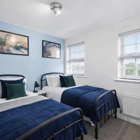 Lovely 4 Bedroom House In - Sleeps 10 York