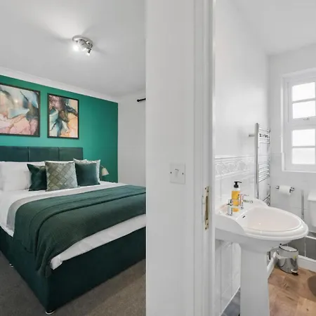 Lovely 4 Bedroom House In - Sleeps 10 *