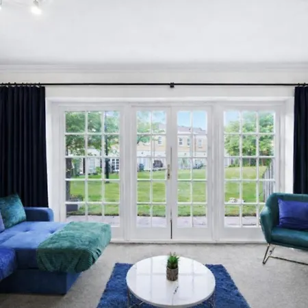 Lovely 4 Bedroom House In - Sleeps 10 Holiday home York
