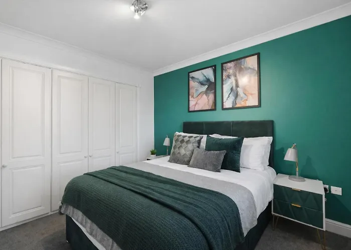 Lovely 4 Bedroom House In - Sleeps 10 Semesterbostad