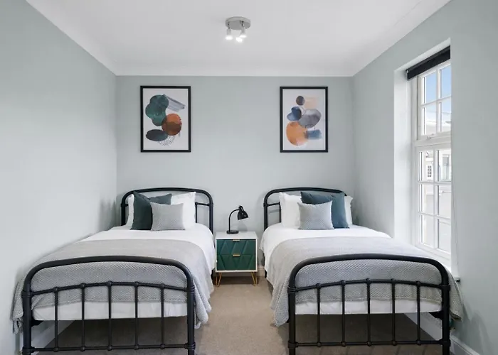 Lovely 4 Bedroom House In - Sleeps 10 *