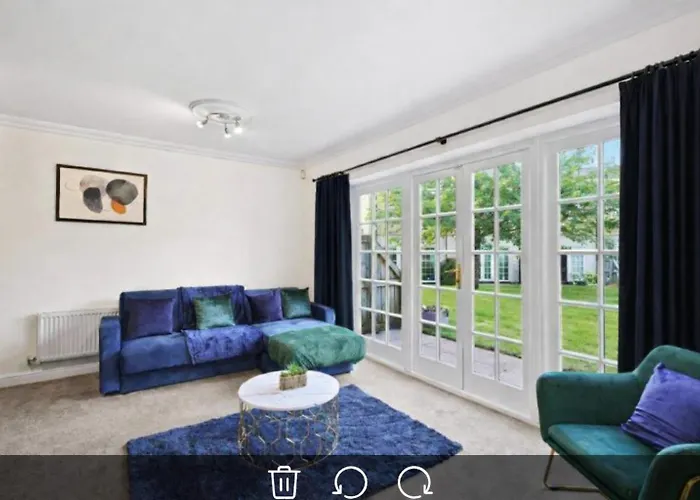 Semesterbostad Lovely 4 Bedroom House In - Sleeps 10 *