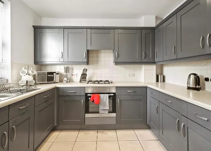 Lovely 4 Bedroom House In - Sleeps 10 *