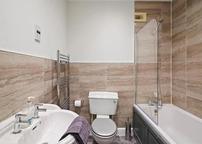 Lovely 4 Bedroom House In - Sleeps 10 York