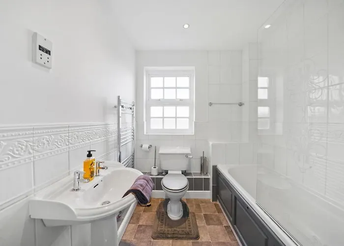 Lovely 4 Bedroom House In - Sleeps 10 Semesterbostad