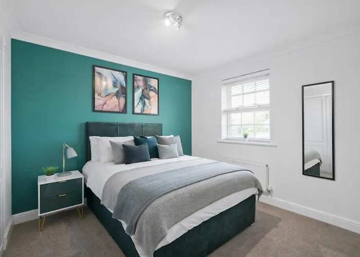 Lovely 4 Bedroom House In - Sleeps 10 Semesterbostad *