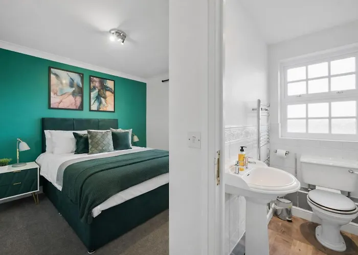 Lovely 4 Bedroom House In - Sleeps 10 *